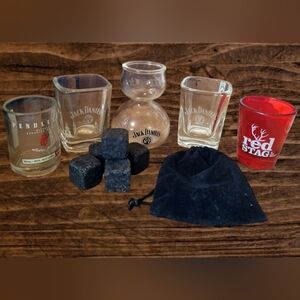 JACK DANIELS WHISKEY GIFT SET WITH SHOT GLASSES AND WHISKEY STONES
